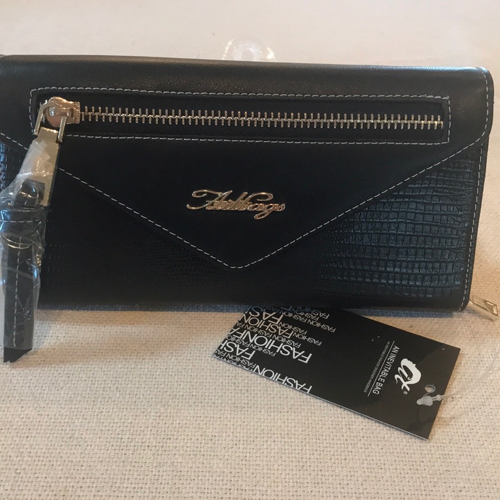 💯NWT Beautiful Black Clutch💯